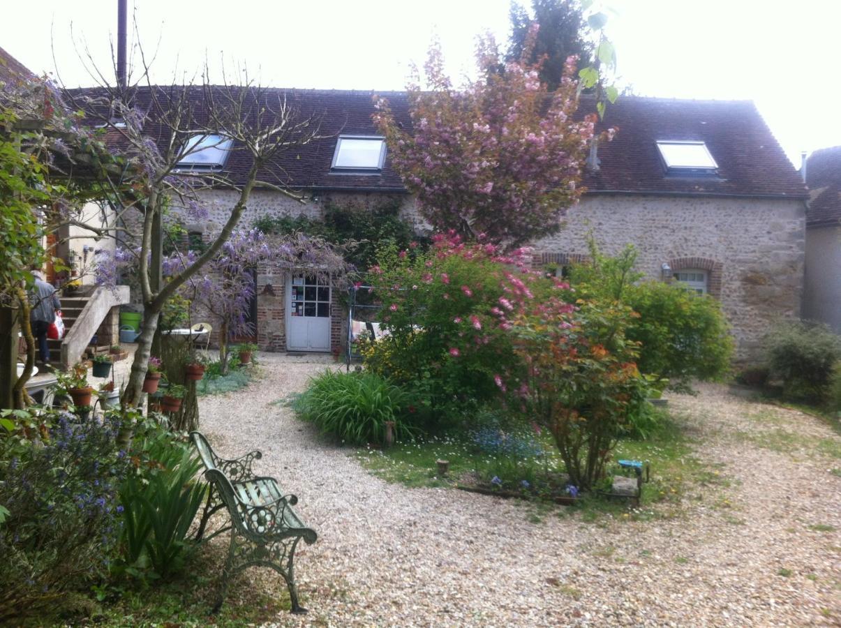 Les 3 Roses Bed and Breakfast Villeneuve-sur-Yonne Buitenkant foto